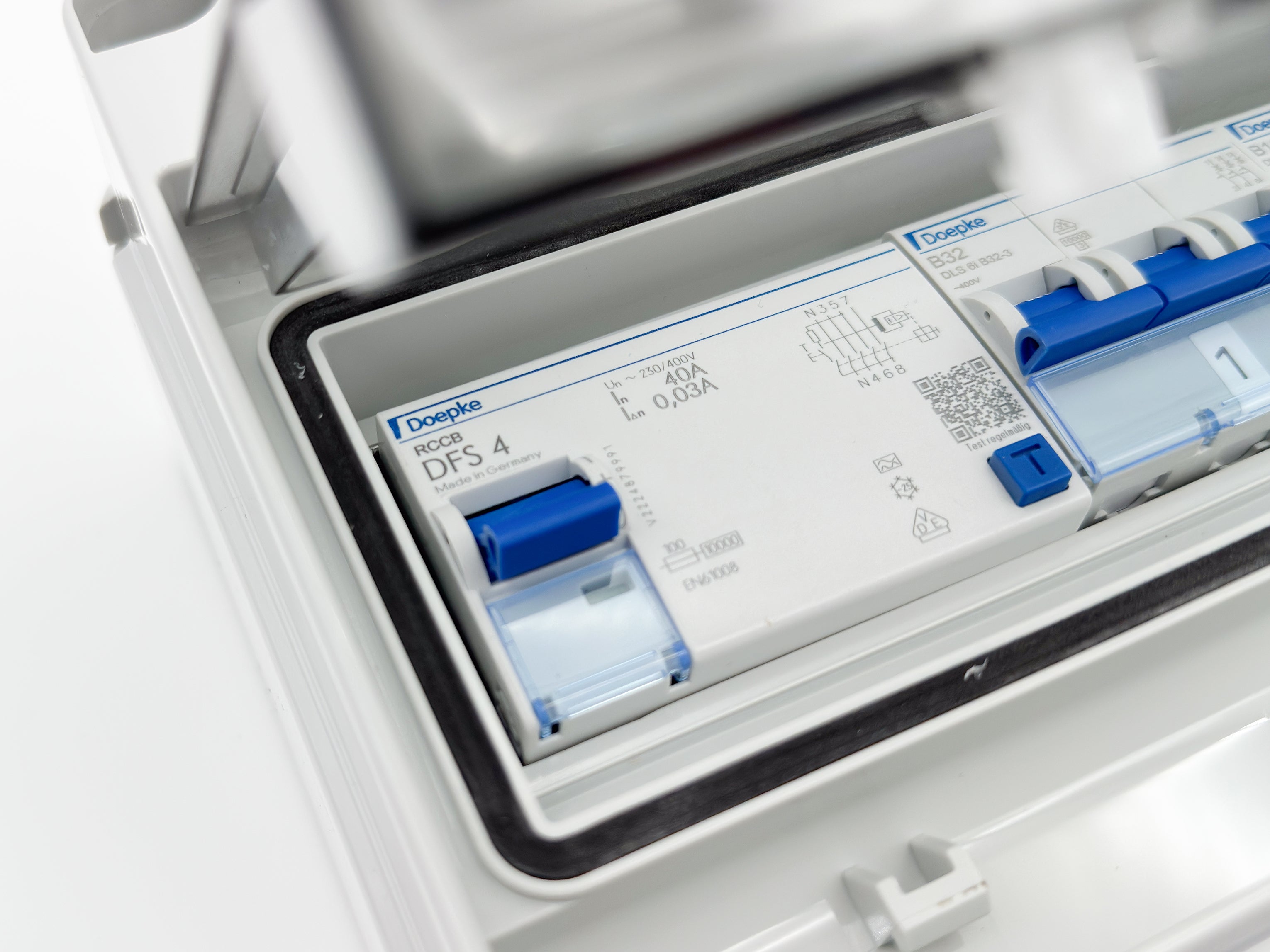 ELSYBOX P693F01120F Zásuvková skříň 2x CEE (16/32 A), 2x 230 V, jištěná, s chráničem ELSYBOX P693F01120F Zásuvková skříň 2x CEE (16/32 A), 2x 230 V, jištěná, s chráničem